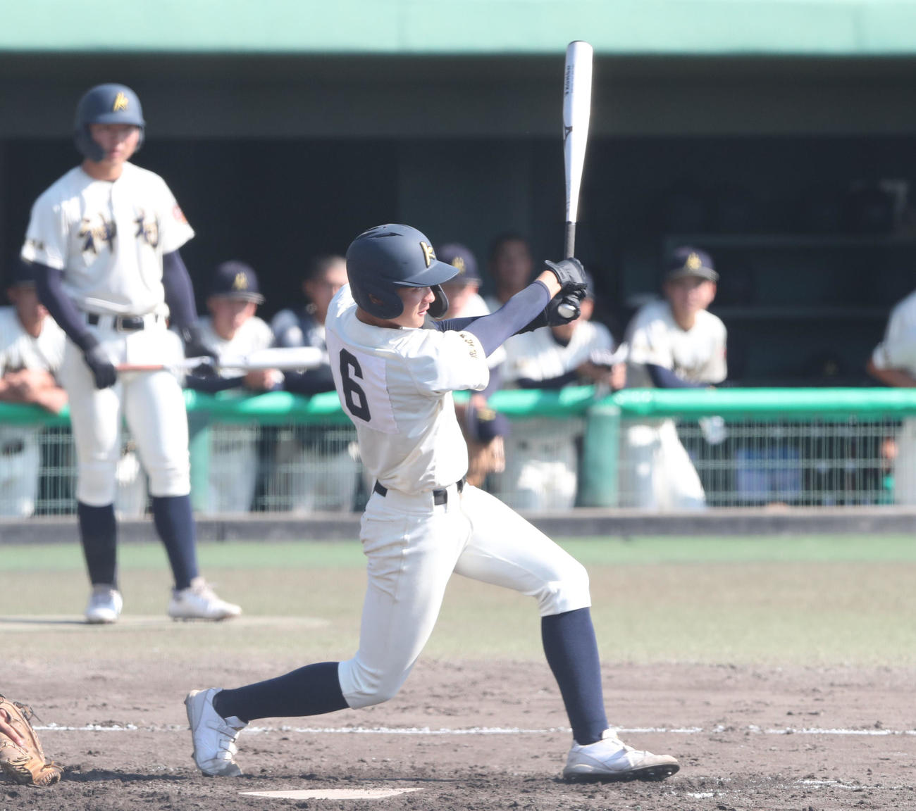 日南学園対神村学園　3回裏神村学園2死一塁、今岡は左越え先制2点本塁打を放つ（撮影・梅根麻紀）