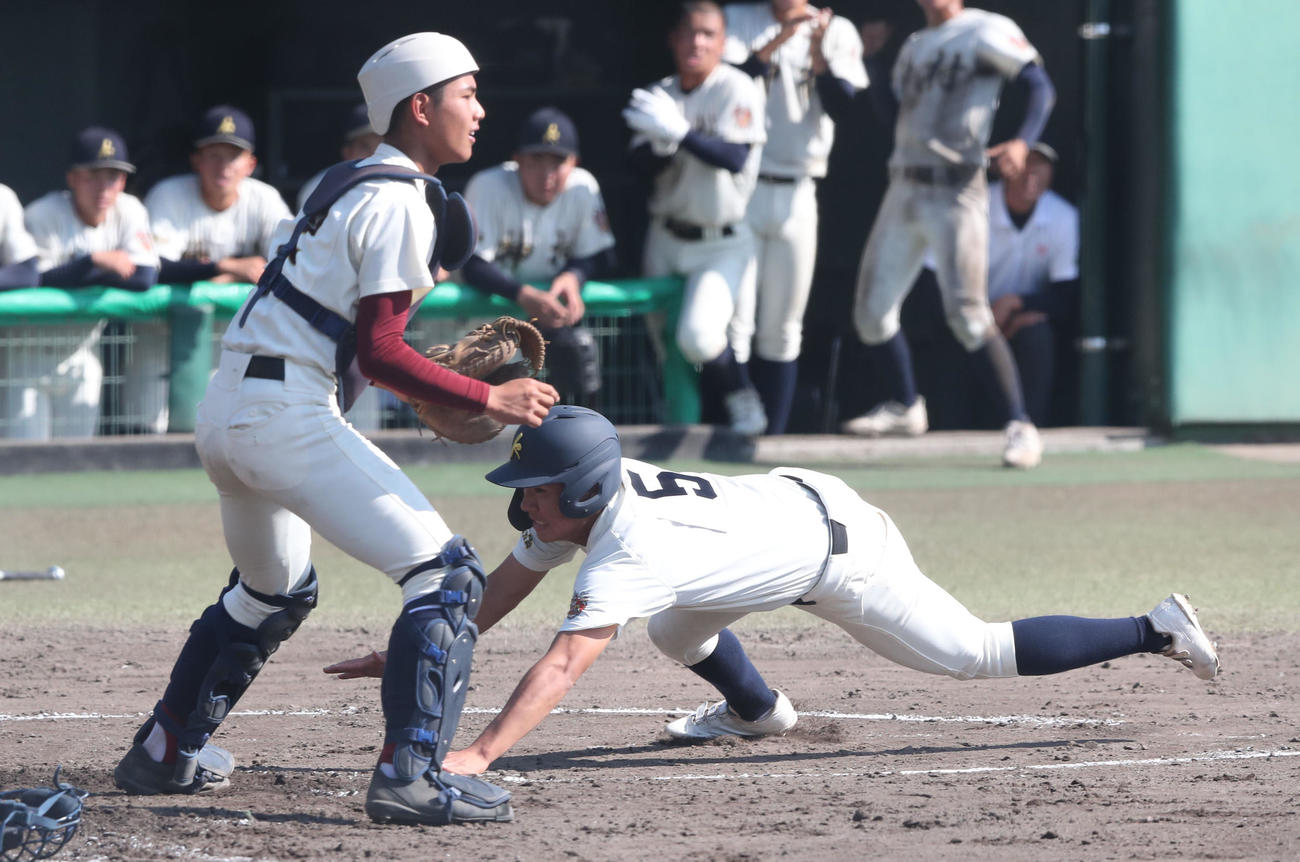 日南学園対神村学園　4回裏神村学園1死三塁、木下のスクイズで生還する岩下（撮影・梅根麻紀）