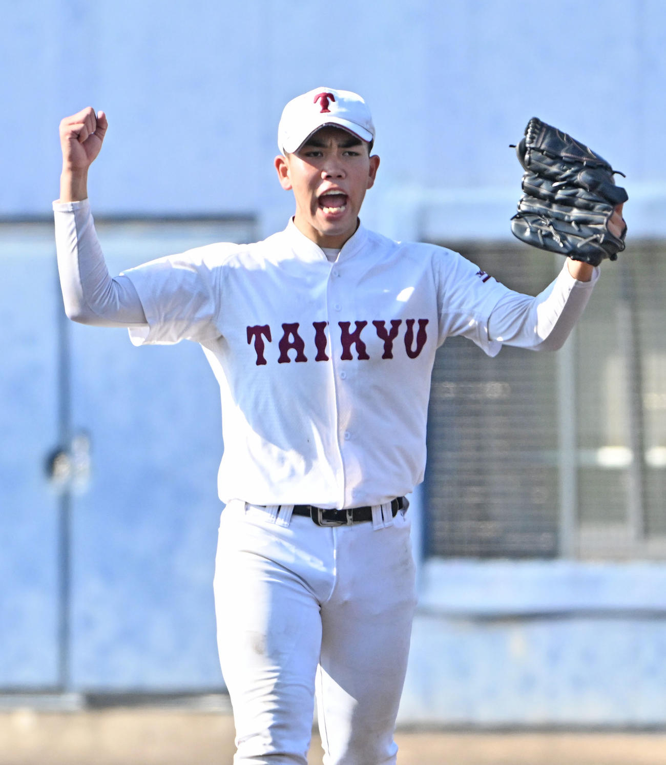 耐久対京都外大西　5回を無失点に抑えガッツポーズをする耐久・冷水孝輔（撮影・石井愛子）