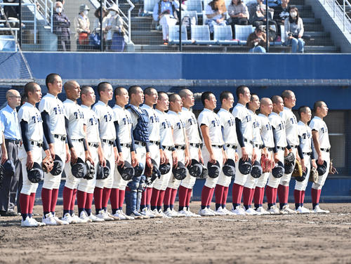 京都国際対大阪桐蔭 京都国際に勝利し校歌を歌う大阪桐蔭ナイン(撮影・石井愛子)