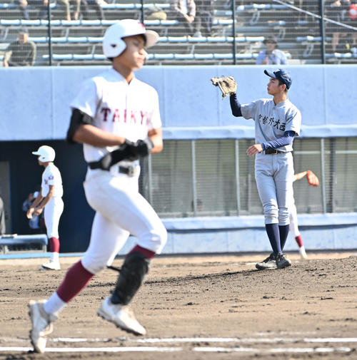 耐久対京都外大西 4回表耐久無死一塁、二者連続で耐久・沢剣太郎(左)に四球を与える京都外大西・田中遙音(撮影・石井愛子)