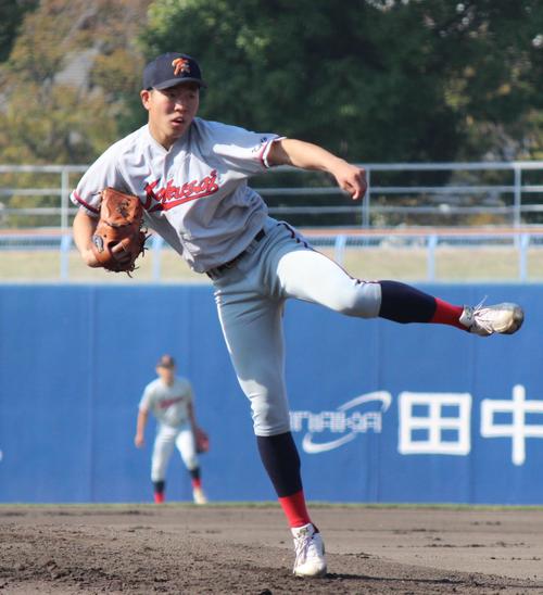 京都国際の先発・中崎(撮影・柏原誠)