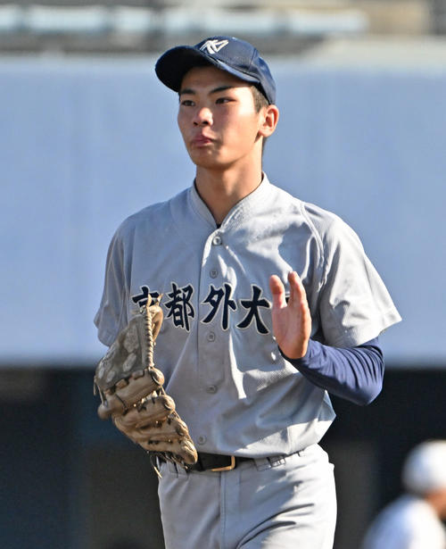 耐久対京都外大西 8回を無失点に抑え手を叩きながらベンチに引き揚げる京都外大西・田中遙音(撮影・石井愛子)