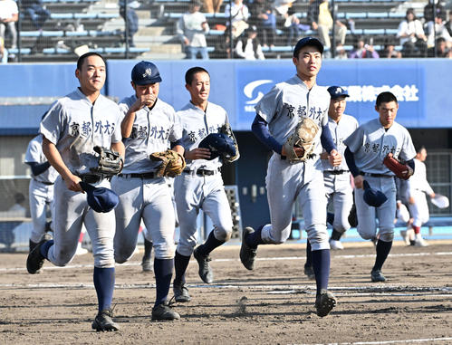 耐久対京都外大西 耐久に勝利しスタンドへ駆け出す京都外大西ナイン、田中遙音投手(右から4人目)(撮影・石井愛子)