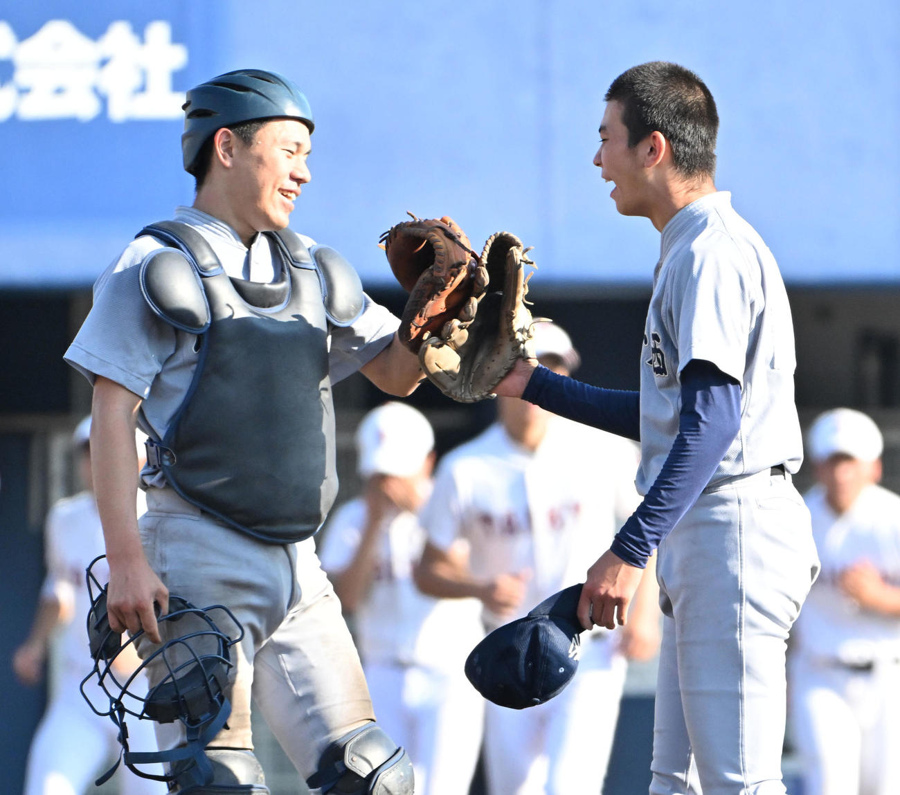耐久対京都外大西　耐久に勝利しグラブを交わす（左から）京都外大西・下曽山仁、田中遙音（撮影・石井愛子）
