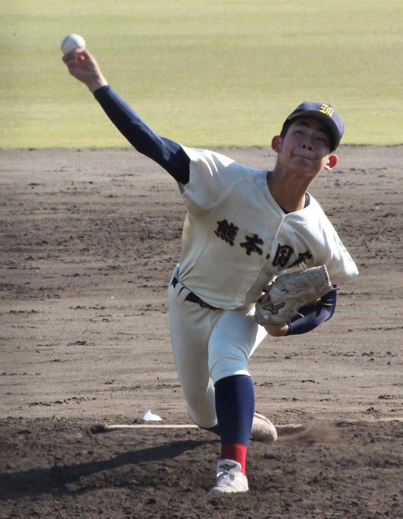 熊本国府対明豊　1失点完投で初優勝に導いた熊本国府・坂井理人投手（撮影・菊川光一）＝2023年11月3日、久留米市野球場