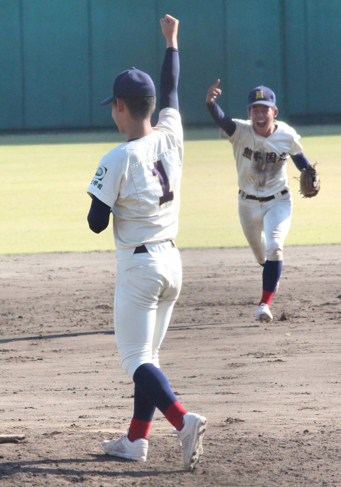 熊本国府対明豊　優勝の瞬間、ガッツポーズする熊本国府・坂井理人投手（撮影・菊川光一）＝2023年11月3日、久留米市野球場
