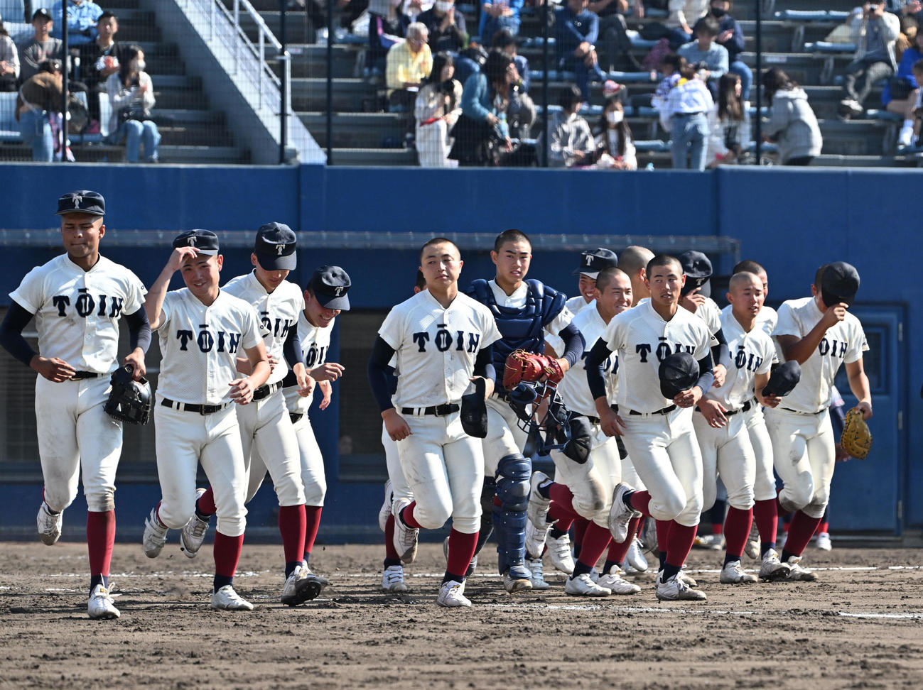 京都国際対大阪桐蔭　京都国際に勝利しスタンドへ駆け出す大阪桐蔭ナイン（撮影・石井愛子）