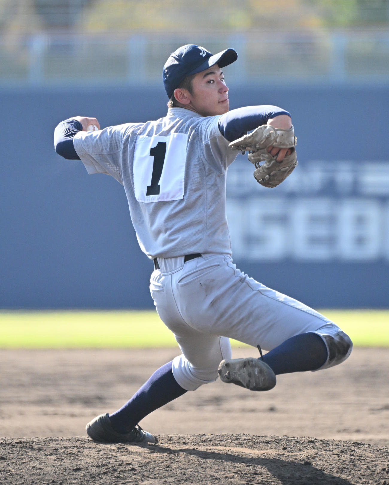 耐久対京都外大西　力投する京都外大西・田中遙音（撮影・石井愛子）