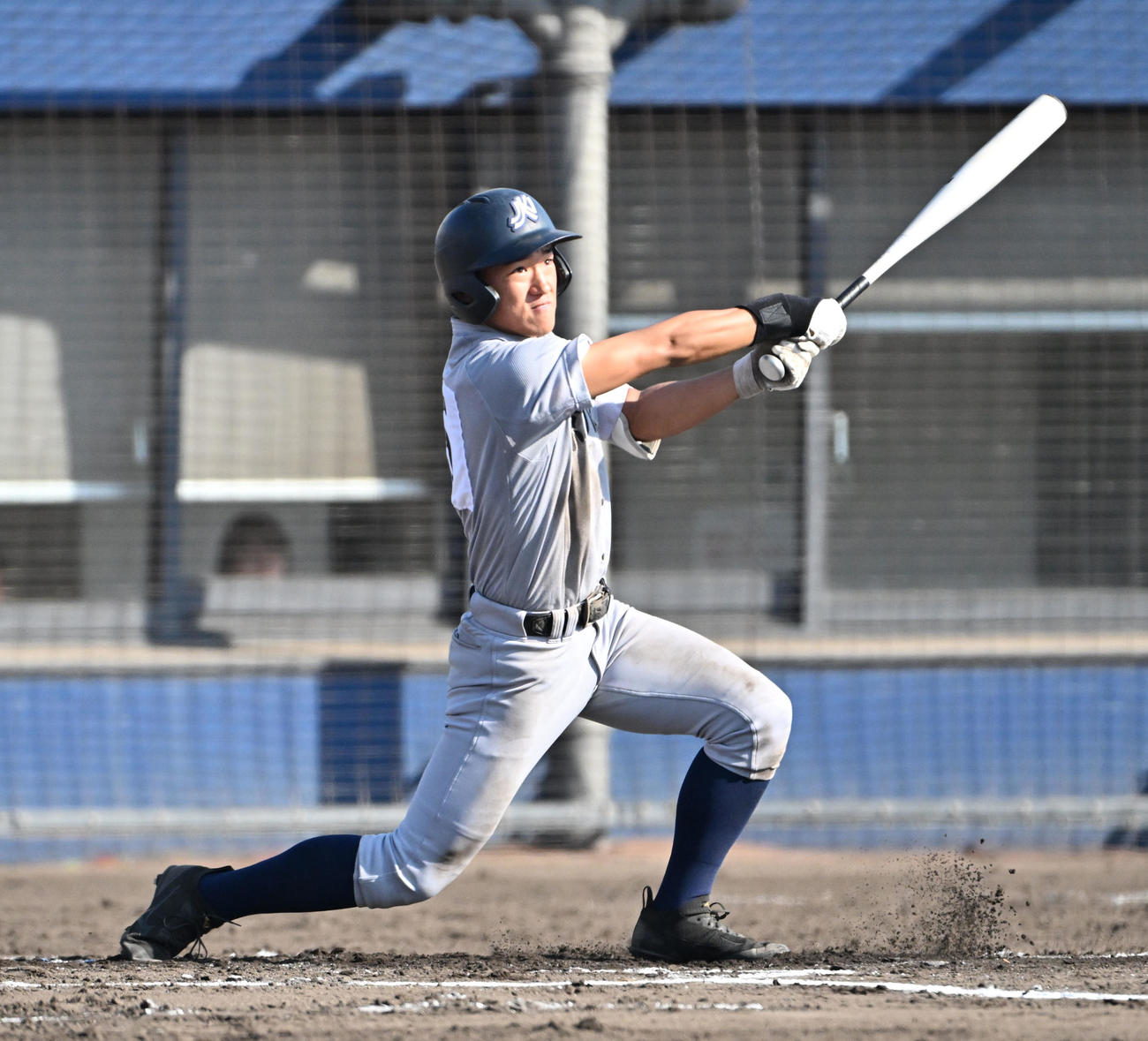 耐久対京都外大西　6回裏京都外大西1死三塁、京都外大西・松岡は決勝の右適時三塁打を放つ（撮影・石井愛子）