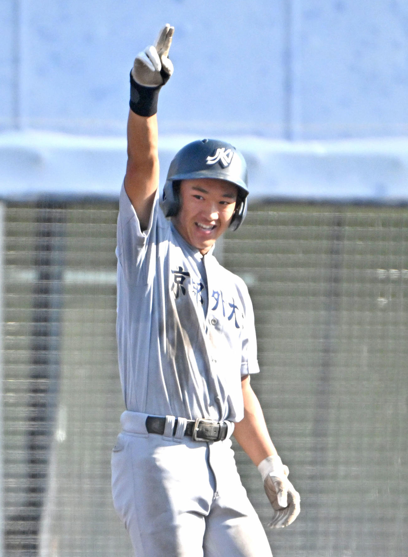 耐久対京都外大西　6回裏京都外大西1死三塁、京都外大西・松岡耀は先制の右適時三塁打を放つ（撮影・石井愛子）