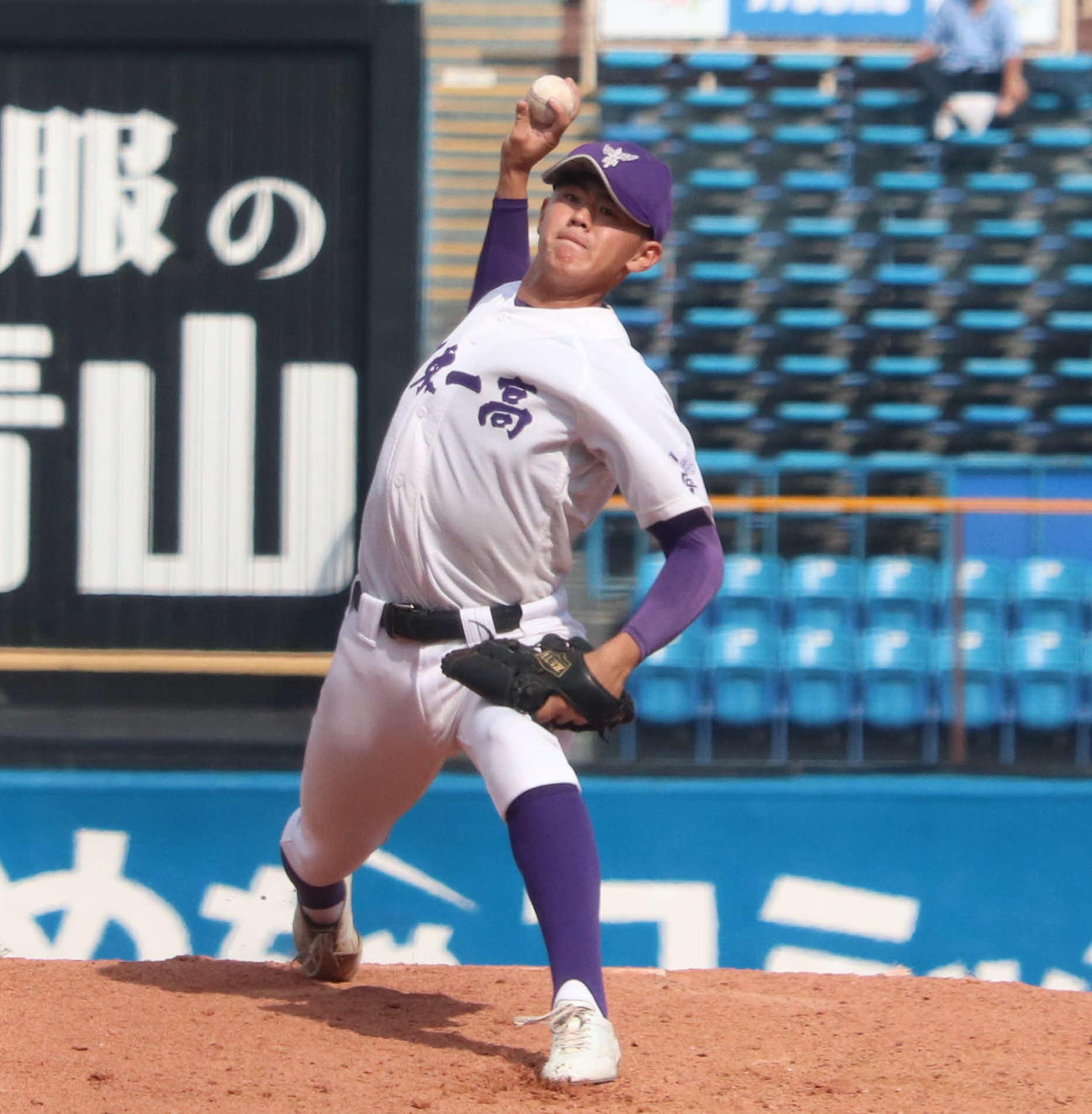 早実対関東第一　2番手でマウンドに上がった関東第一の坂井（撮影・佐瀬百合子）