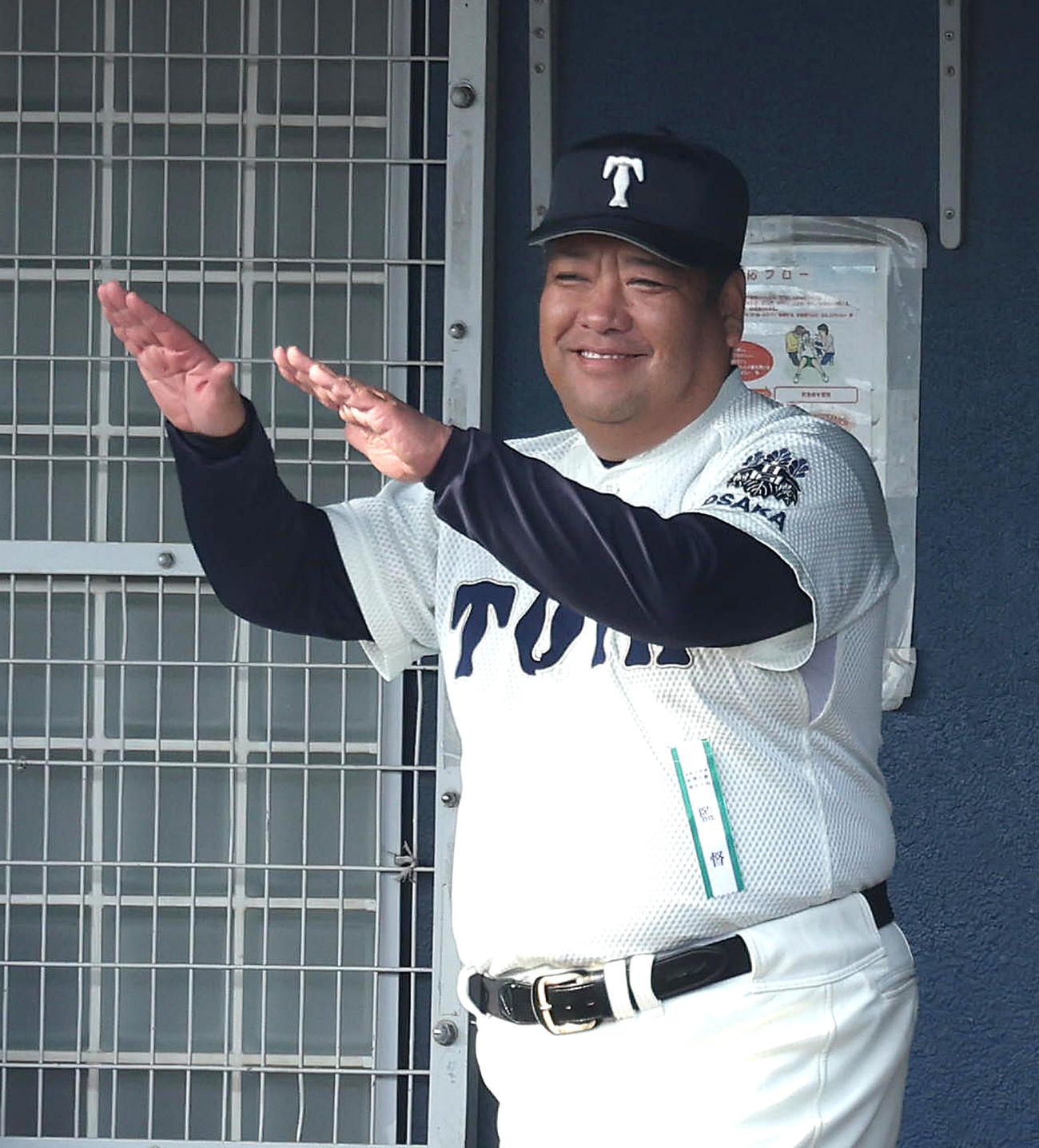 京都外大西対大阪桐蔭　ベンチからサインを出す大阪桐蔭・西谷監督（撮影・白石智彦）