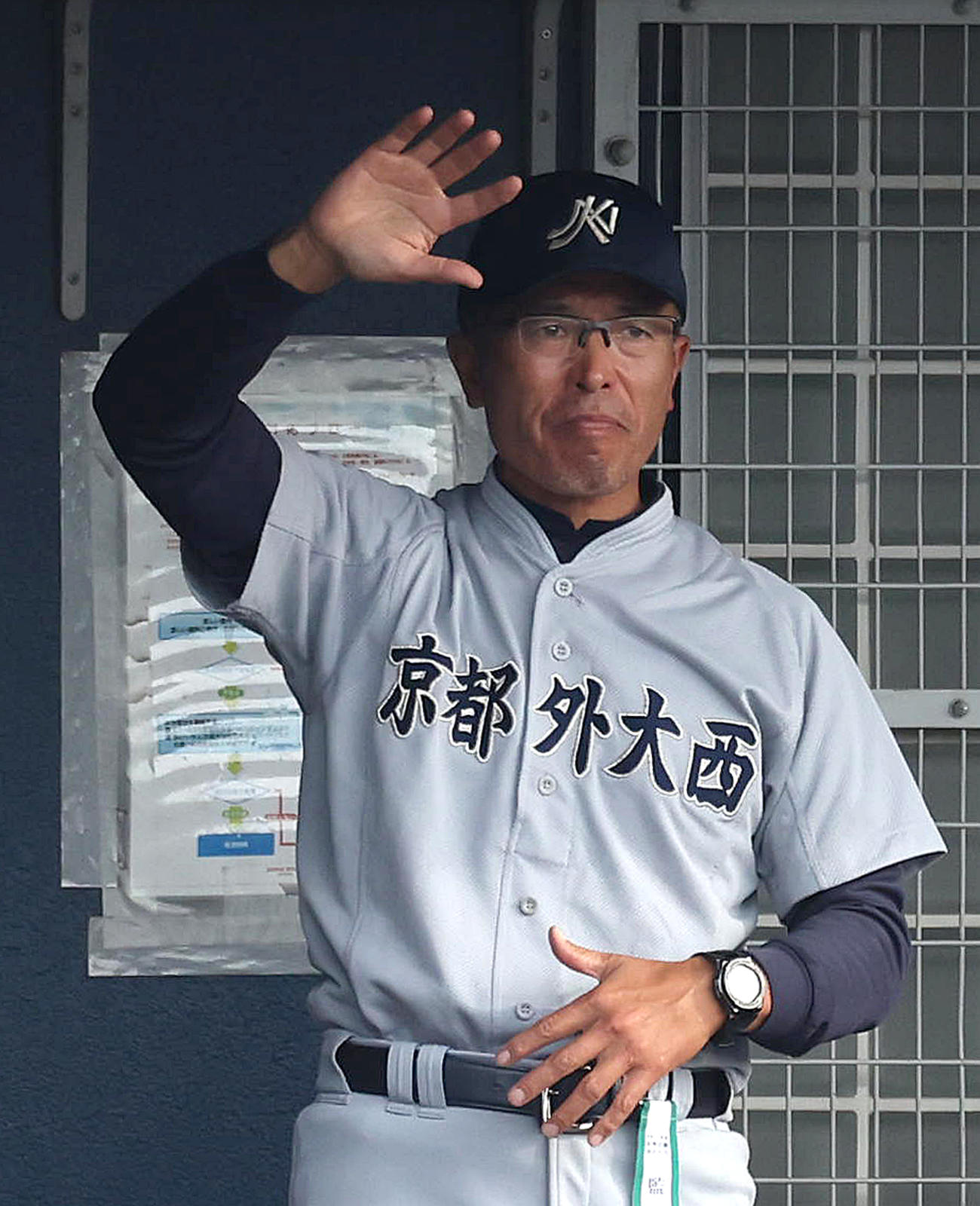 京都外大西対大阪桐蔭　ベンチから指示を出す京都外大西・上羽監督（撮影・白石智彦）
