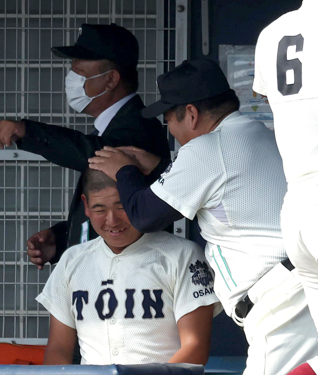 京都外大西対大阪桐蔭　5回裏大阪桐蔭1死二塁、頭部付近の死球でベンチに下がった吉野（左）の頭をなでる西谷監督（撮影・白石智彦）