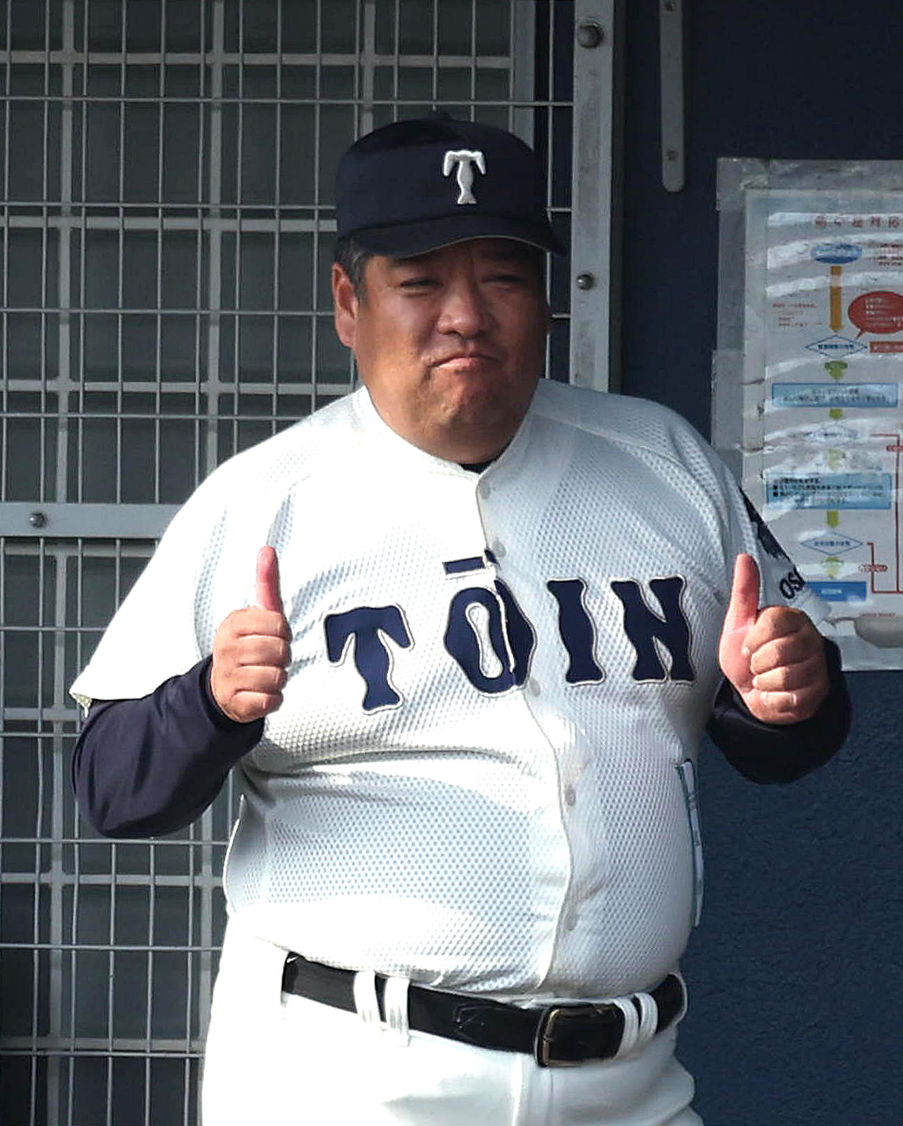 京都外大西対大阪桐蔭　両手でサムアップする大阪桐蔭・西谷監督（撮影・白石智彦）