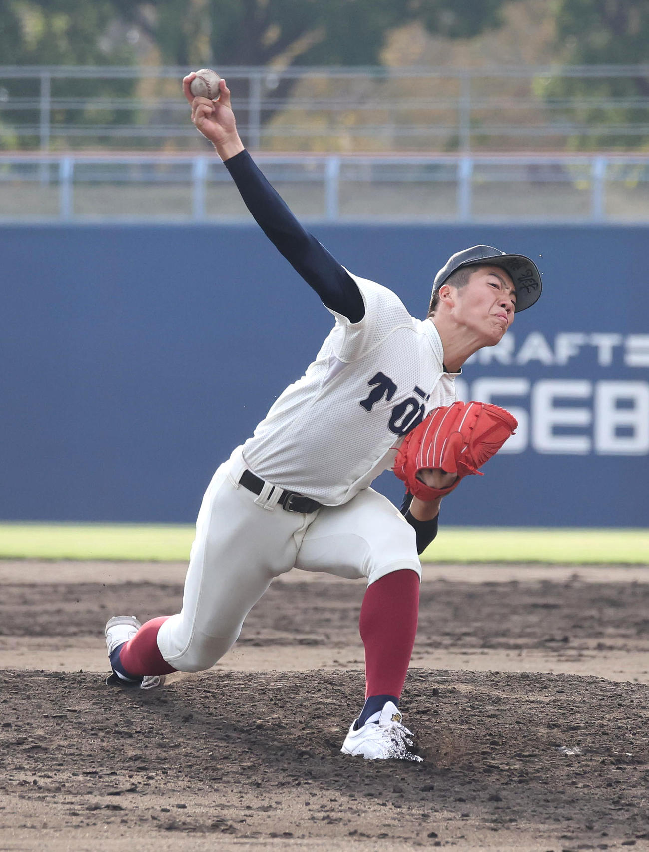 京都外大西対大阪桐蔭　京都外大西戦に2番手で登板した大阪桐蔭・平嶋（撮影・白石智彦）