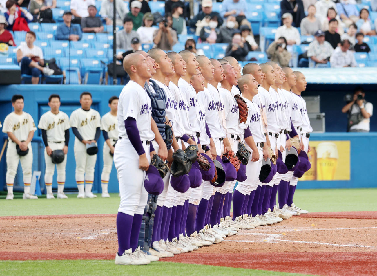 創価対関東第一　優勝し校歌を歌う関東第一の選手たち（撮影・鈴木正人）