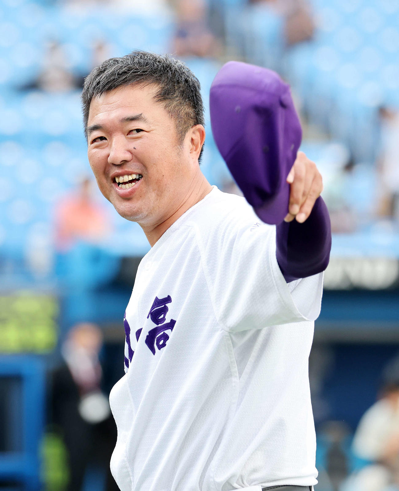 優勝し笑顔を見せる関東第一・米沢監督（撮影・鈴木正人）