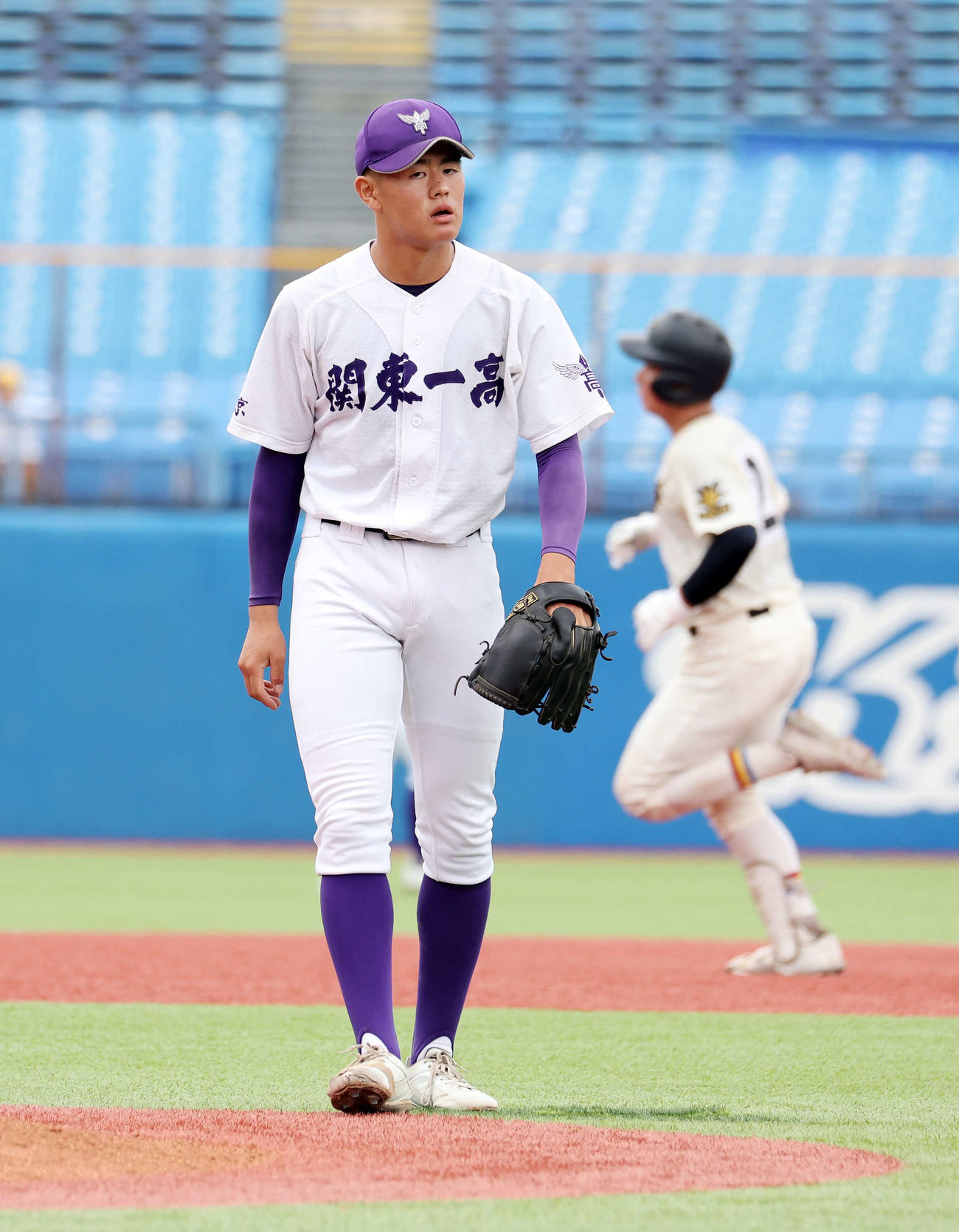 創価対関東第一　4回表創価2死、井路端（右）に右越えソロ本塁打を放たれ悔しそうな表情を見せる関東第一・坂井（撮影・鈴木正人）