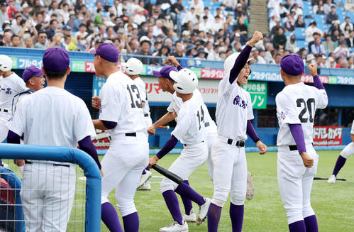 創価対関東第一 6回裏関東第一1死二、三塁、熊谷の中前適時打を喜ぶ選手たち(撮影・鈴木正人)