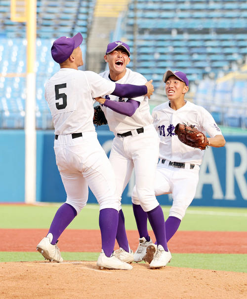 創価対関東第一 優勝し喜ぶ関東第一・坂井(中央)(撮影・鈴木正人)