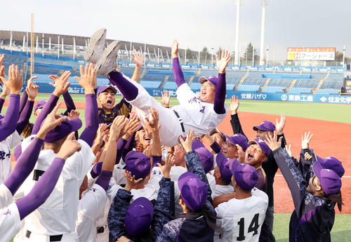 創価対関東第一 優勝し胴上げされる関東第一・米沢監督(撮影・鈴木正人)