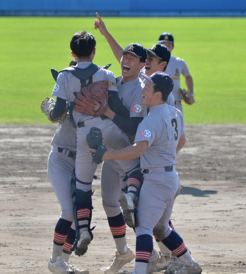 八戸学院光星対青森山田　ノーヒットノーランで東北大会を優勝して歓喜する青森山田・桜田（中央）ら（撮影・濱本神威）