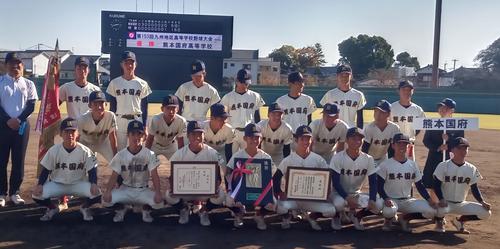 熊本国府対明豊　初優勝し、集合写真に収まる熊本国府ナイン（撮影・菊川光一）