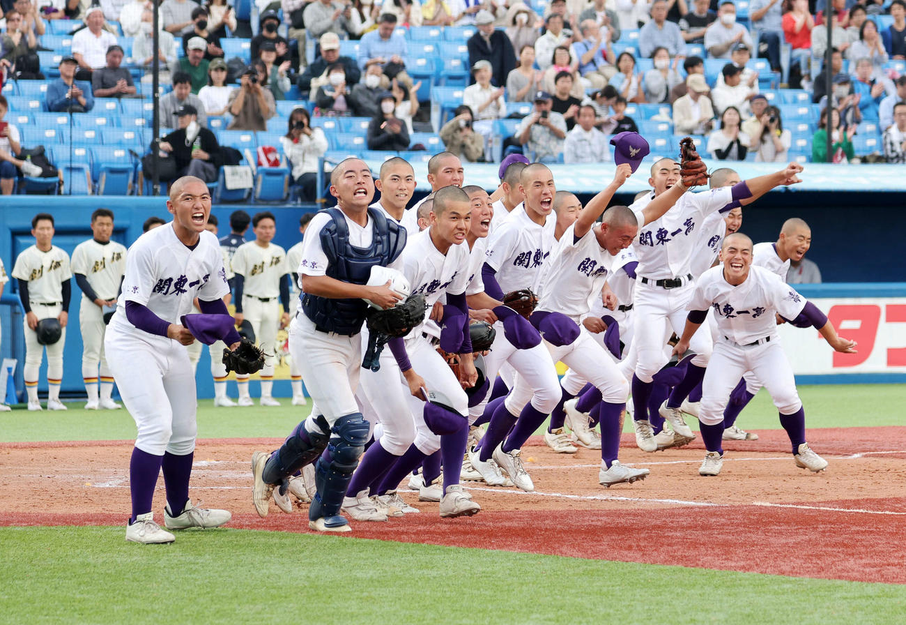 創価対関東第一　優勝し喜ぶ関東第一の選手たち（撮影・鈴木正人）