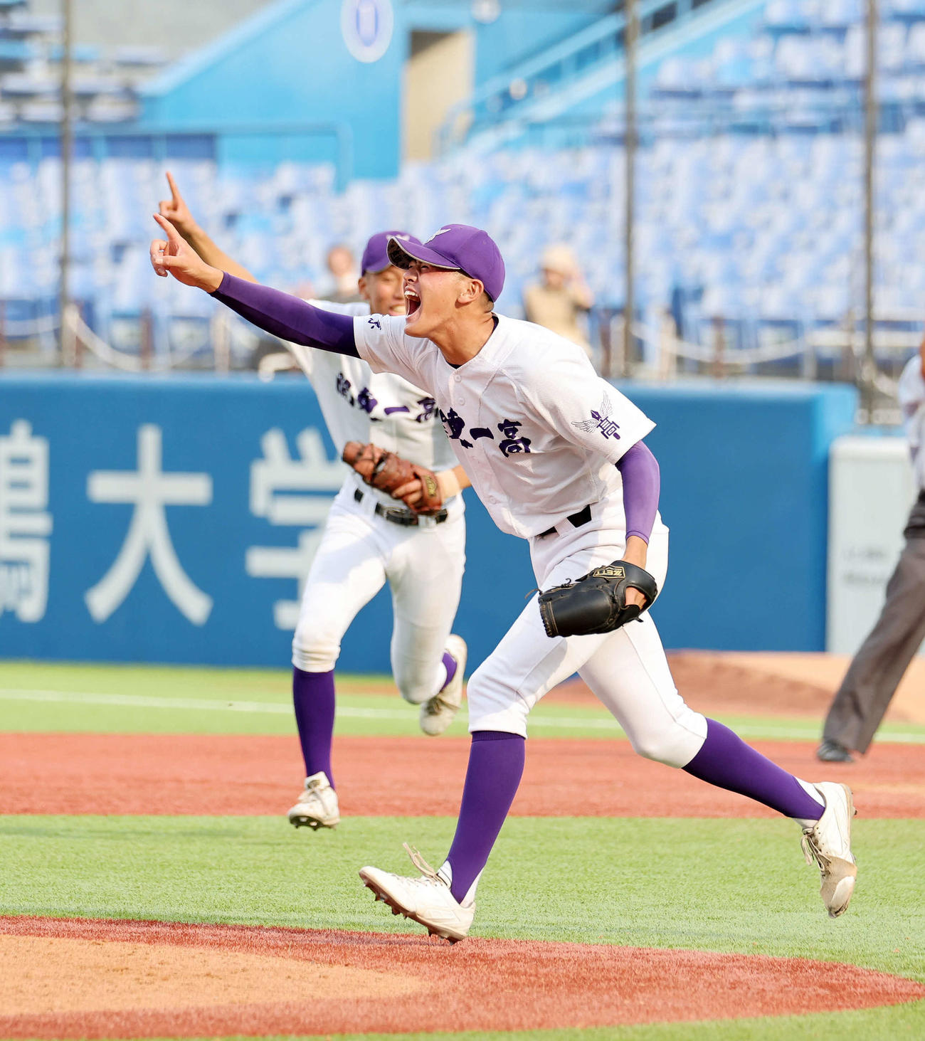 創価対関東第一　優勝し喜ぶ関東第一・坂井（撮影・鈴木正人）