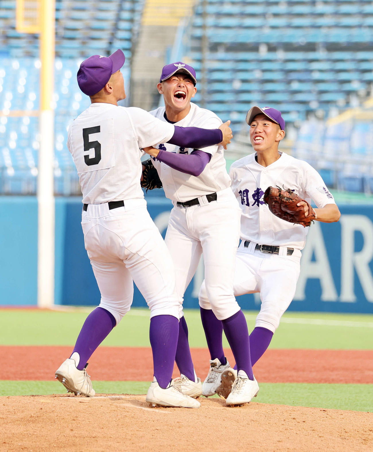 創価対関東第一　優勝し喜ぶ関東第一・坂井（中央）（撮影・鈴木正人）