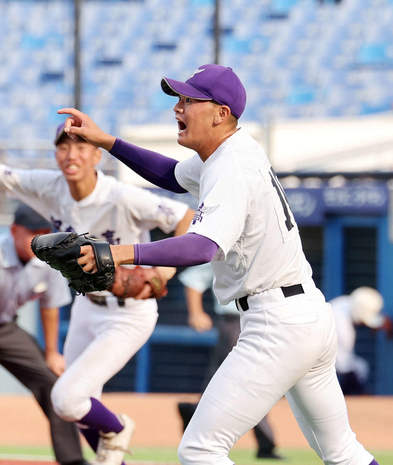 創価対関東第一　優勝し喜ぶ関東第一・坂井（右）（撮影・鈴木正人）