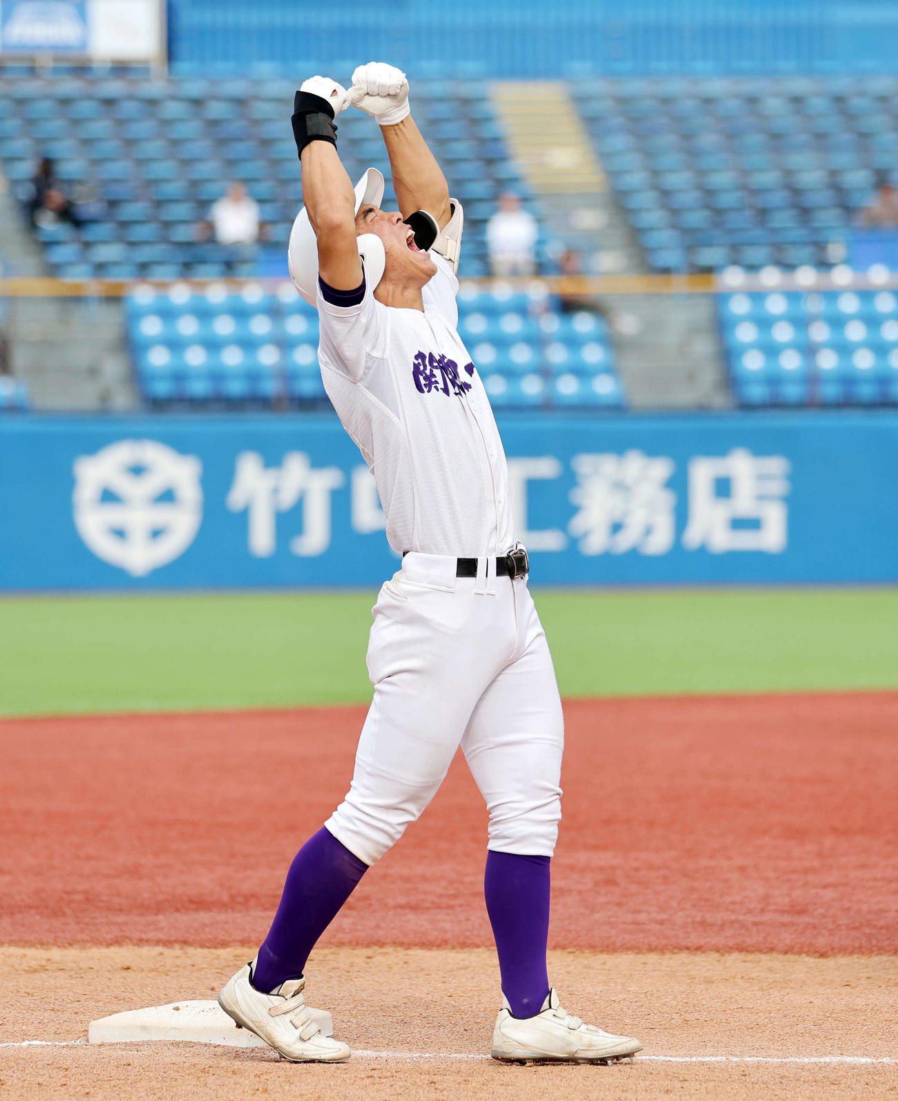 創価対関東第一　8回裏関東第一1死二塁、小島は中越え適時三塁打を放ちガッツポーズで雄たけびを上げる（撮影・鈴木正人）
