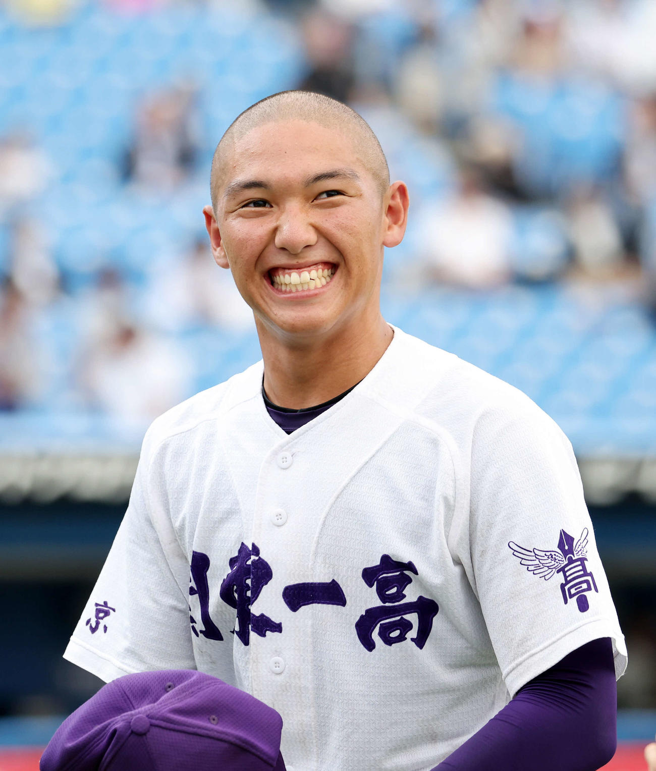 創価対関東第一　優勝インタビューで笑顔を見せる関東第一・高橋（撮影・鈴木正人）