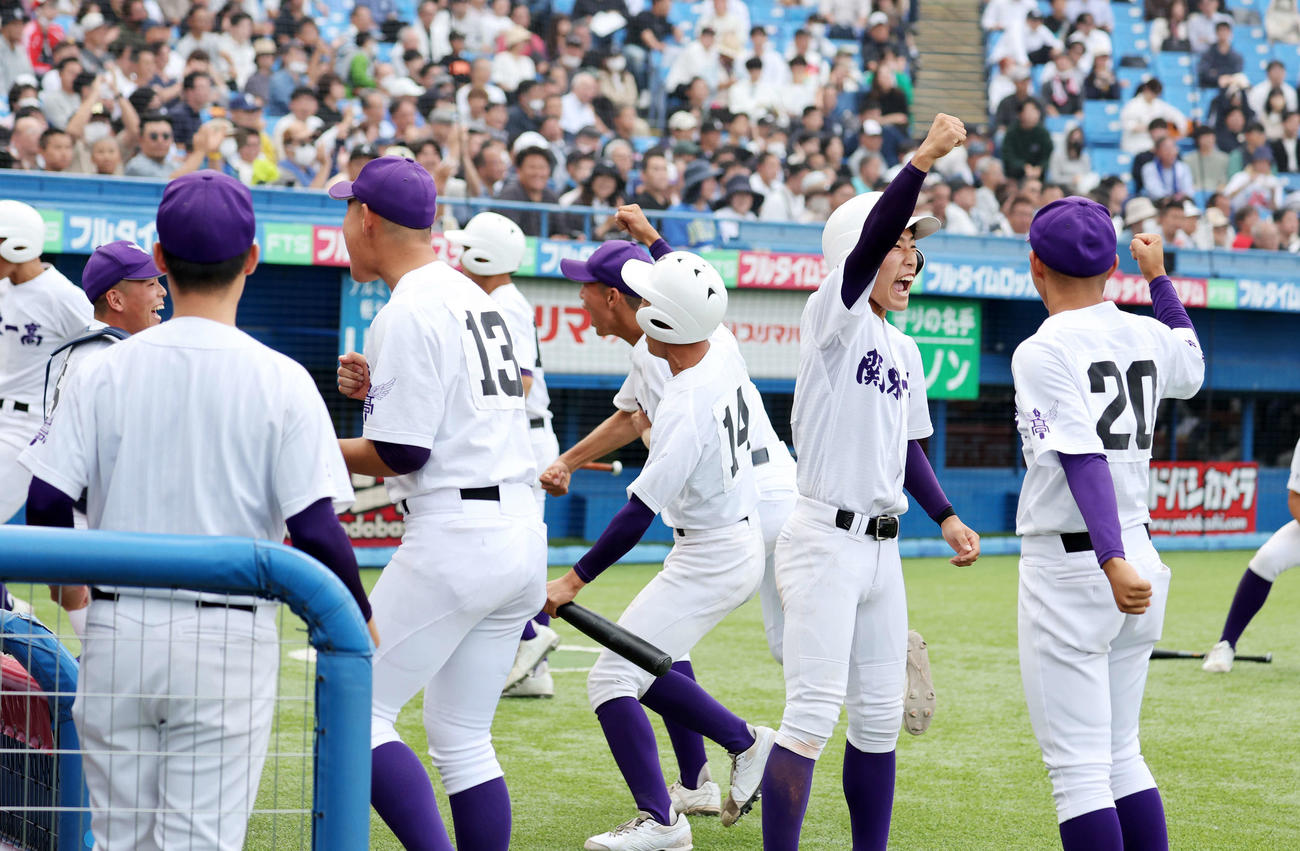 創価対関東第一　6回裏関東第一1死二、三塁、熊谷の中前適時打を喜ぶ選手たち（撮影・鈴木正人）