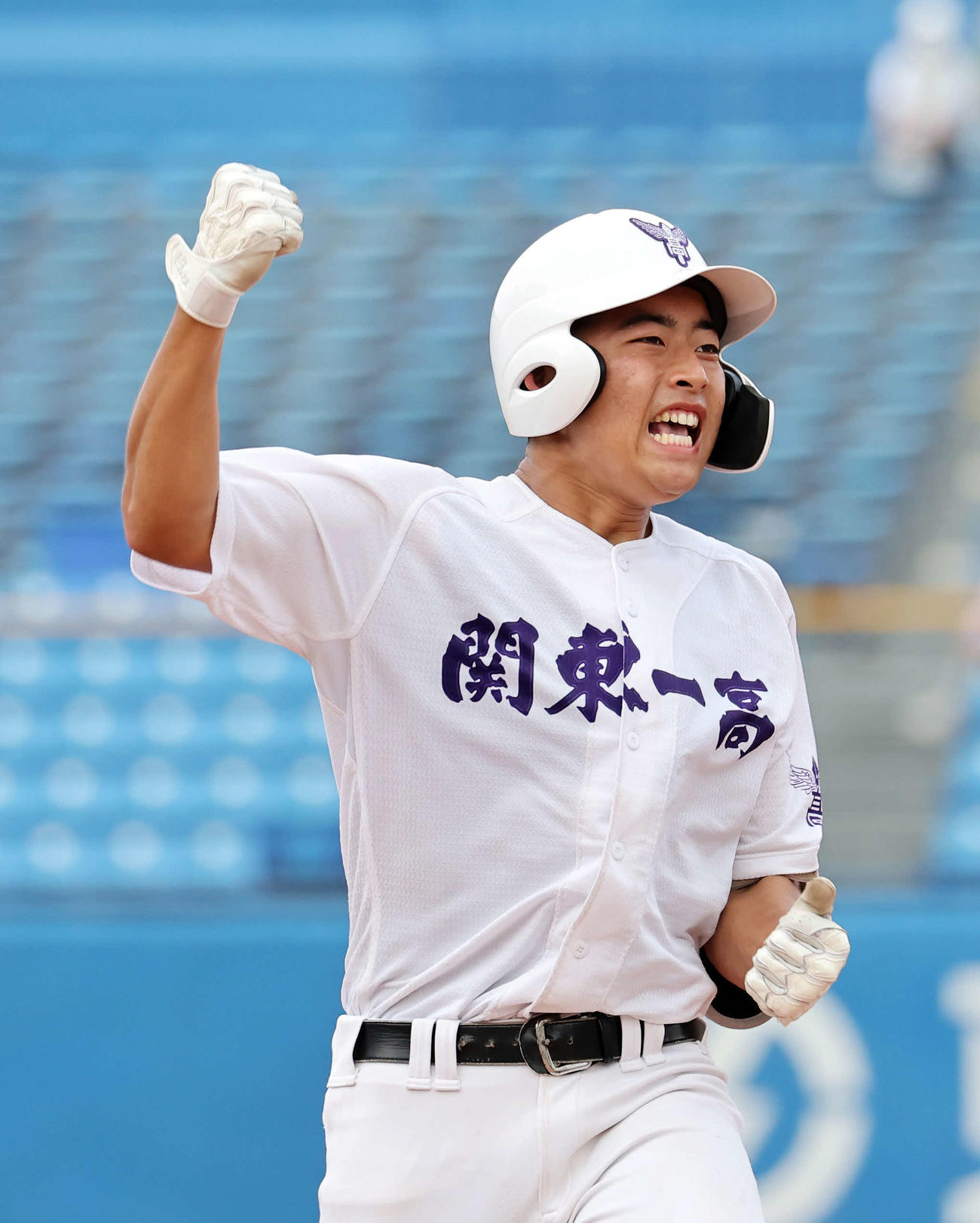 創価対関東第一　6回裏関東第一1死二、三塁、熊谷は中前適時打を放ちガッツポーズ（撮影・鈴木正人）