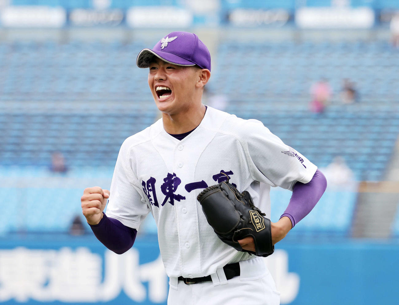 創価対関東第一　3回表、創価の攻撃を抑えガッツポーズする関東第一・坂井（撮影・鈴木正人）