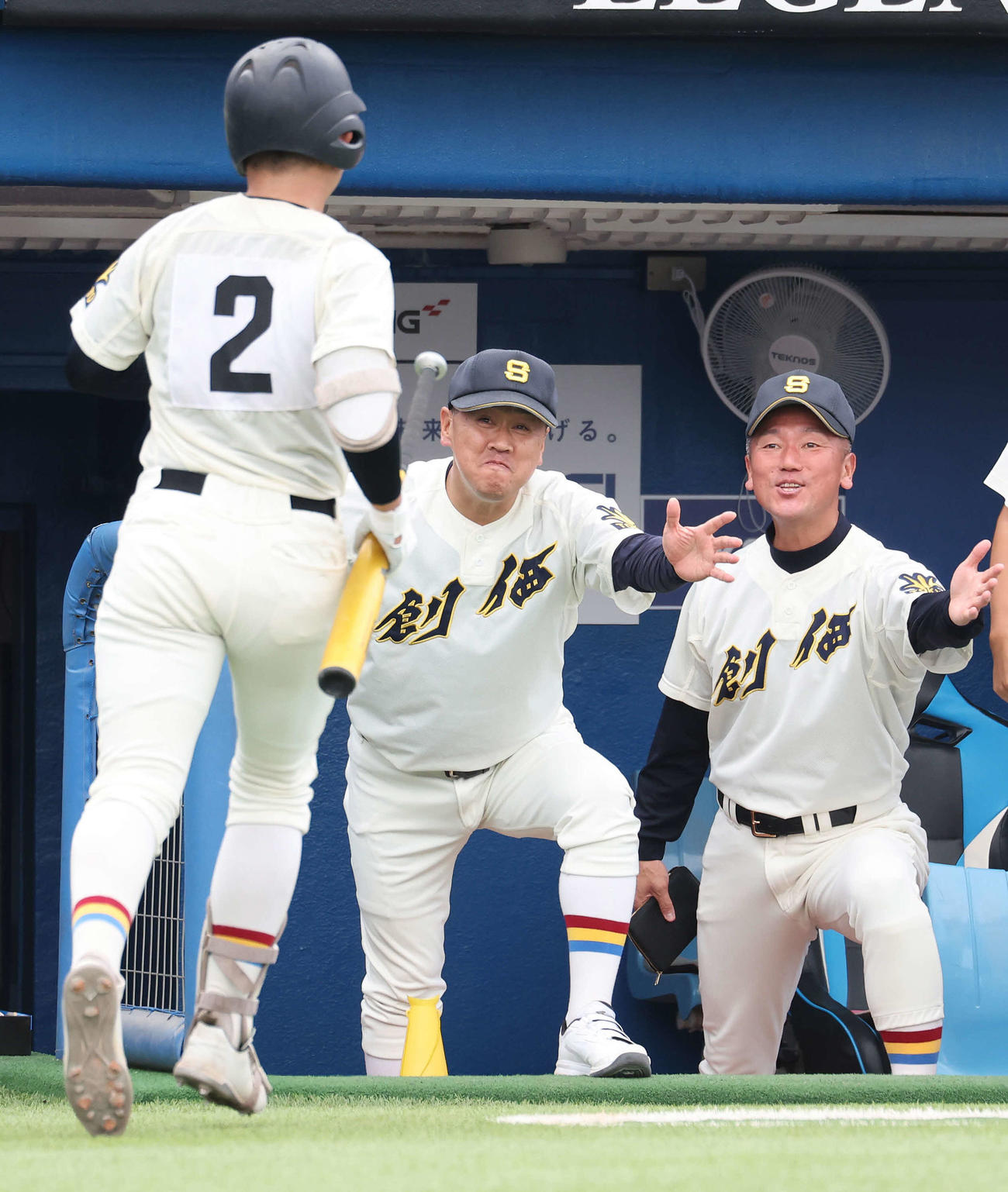 創価対関東第一　4回表創価2死、井路端（左）の右越えソロ本塁打を笑顔で迎える堀内監督（中央）（撮影・鈴木正人）