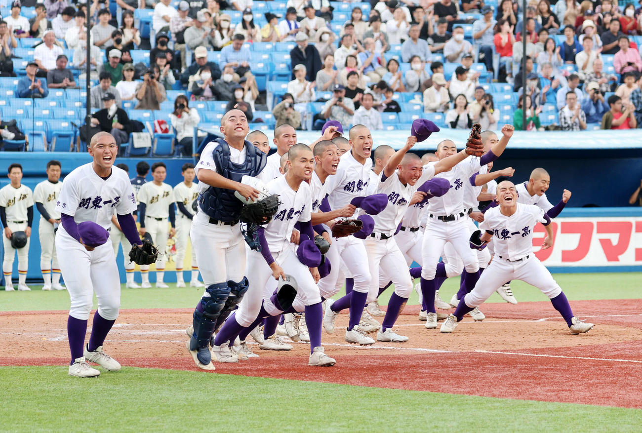 創価対関東第一　優勝し喜ぶ関東第一の選手たち（撮影・鈴木正人）