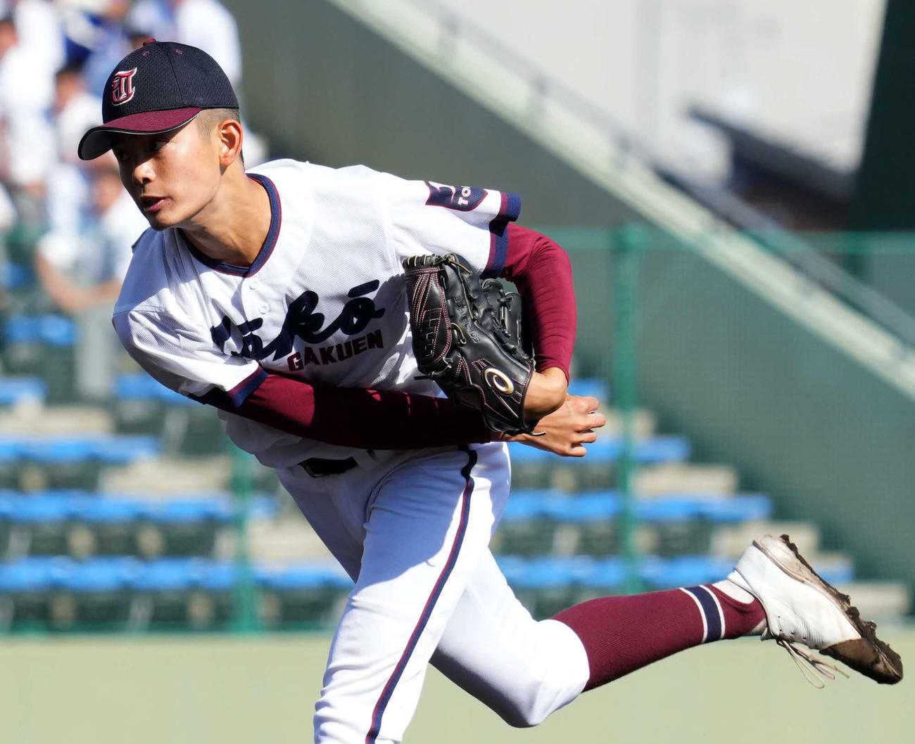 秋季関東大会準々決勝の山梨学院戦で力投する桐光学園先発の法橋瑛良（2023年10月24日撮影）