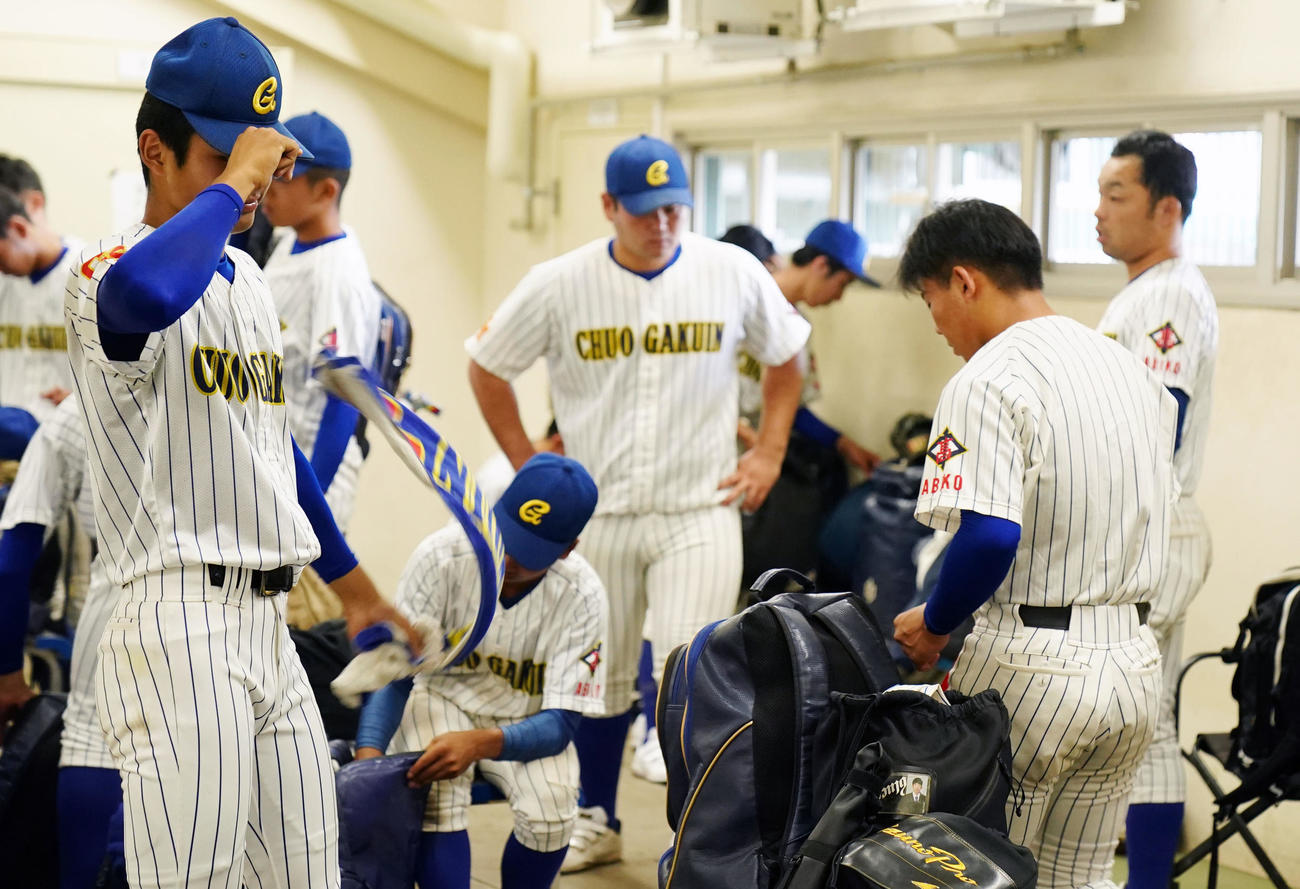 秋季関東大会準々決勝で高崎健康福祉大高崎に敗れ肩を落とす中央学院ナイン（2023年10月24日撮影）