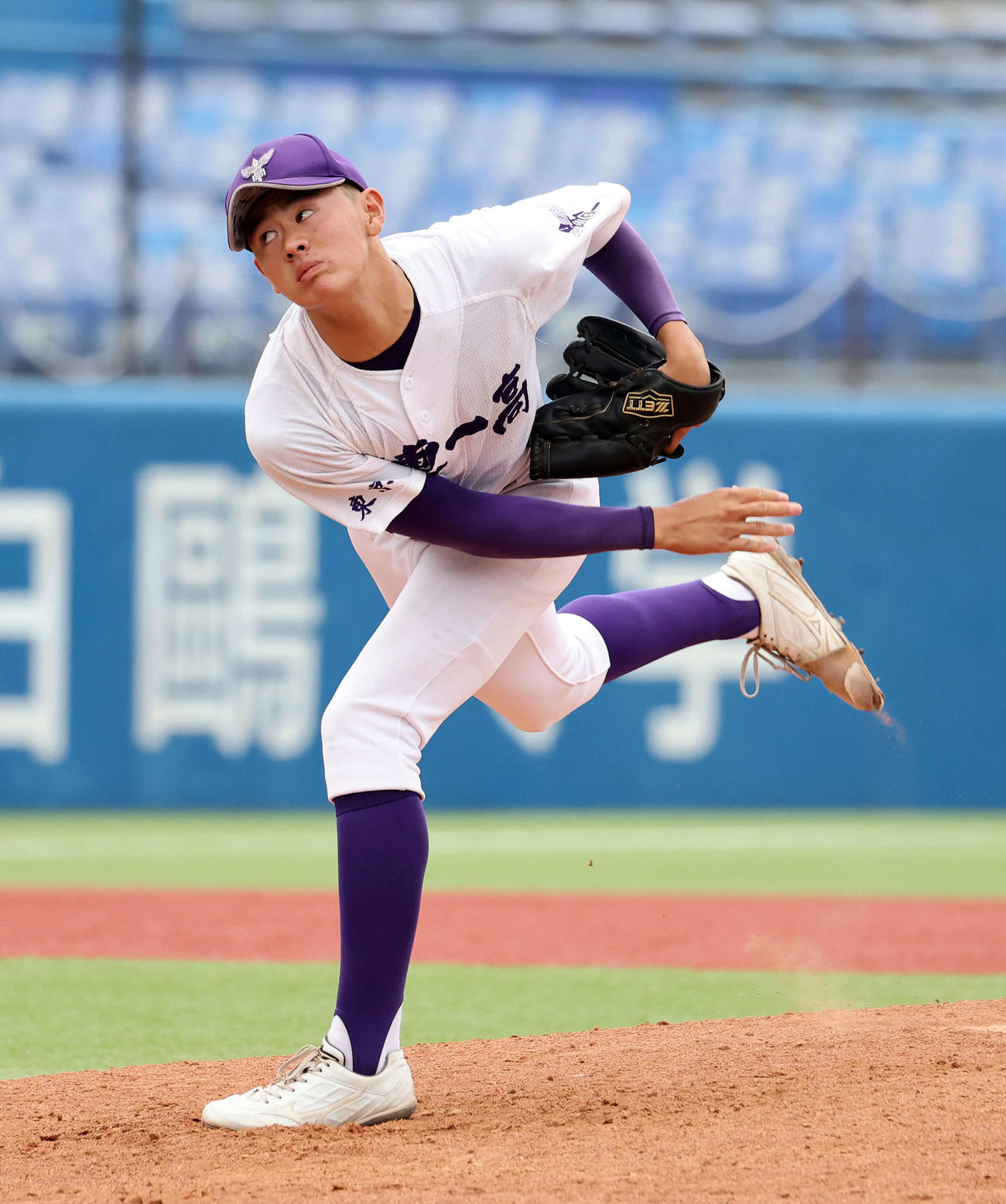 創価対関東第一　力投する関東第一先発の坂井（撮影・鈴木正人）