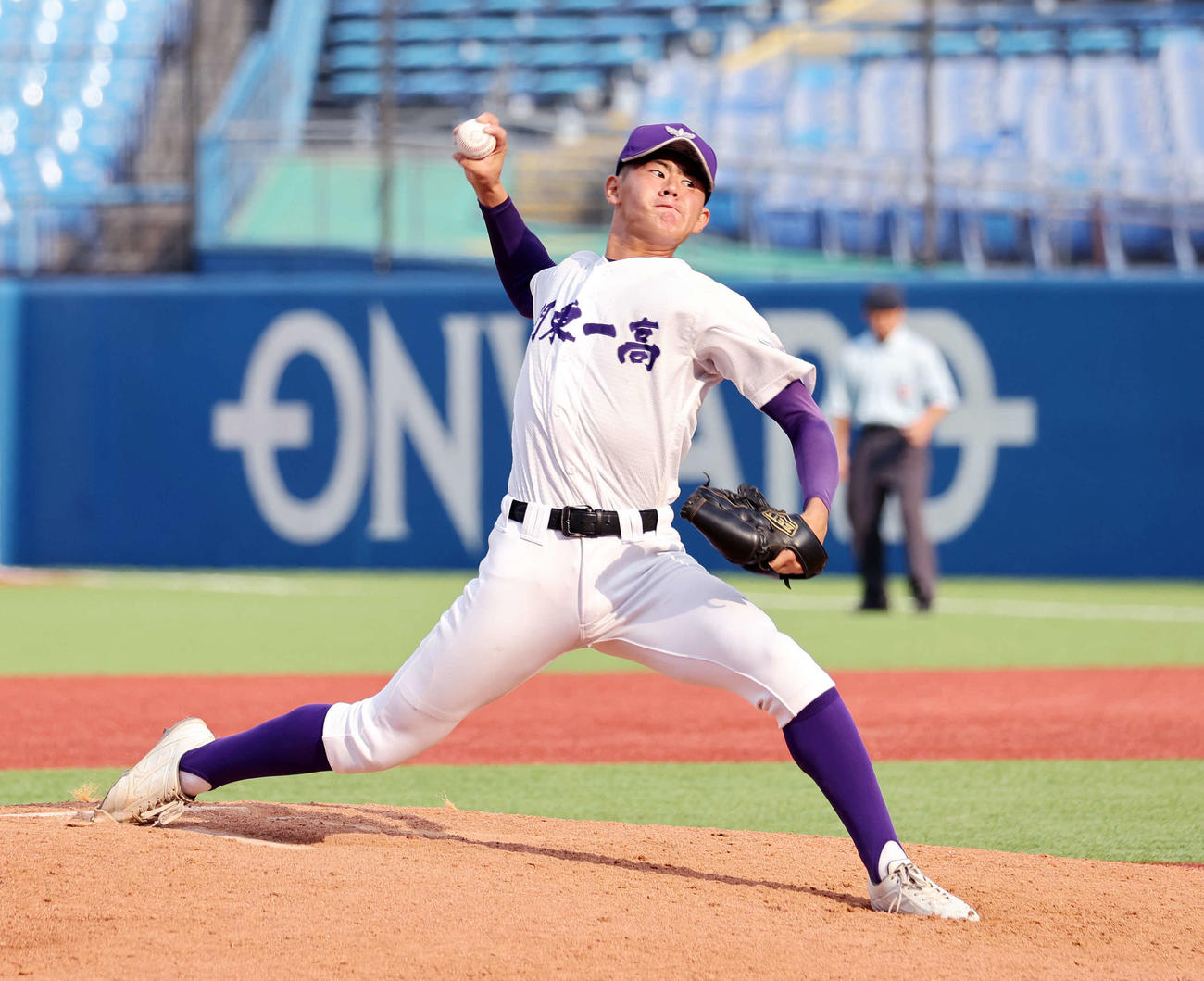 創価対関東第一　力投する関東第一先発の坂井（撮影・鈴木正人）