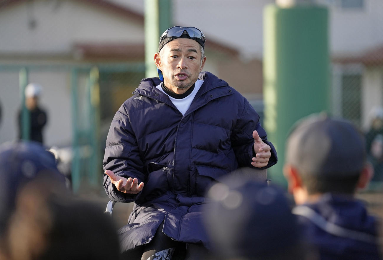 野球部員を指導するイチローさん（代表撮影）