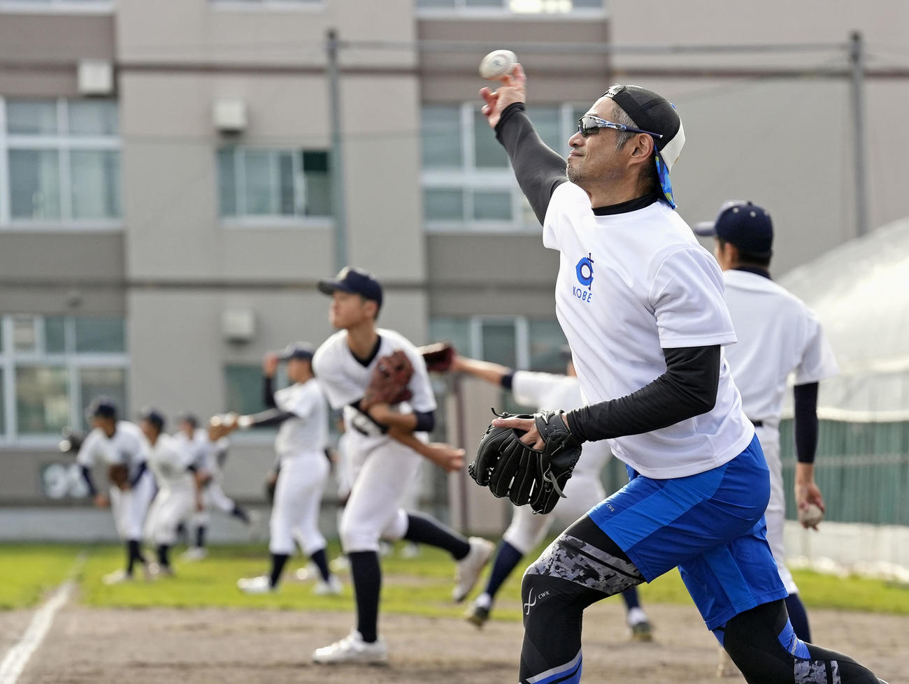高校生の野球部員と一緒にキャッチボールするイチローさん（手前）（代表撮影）