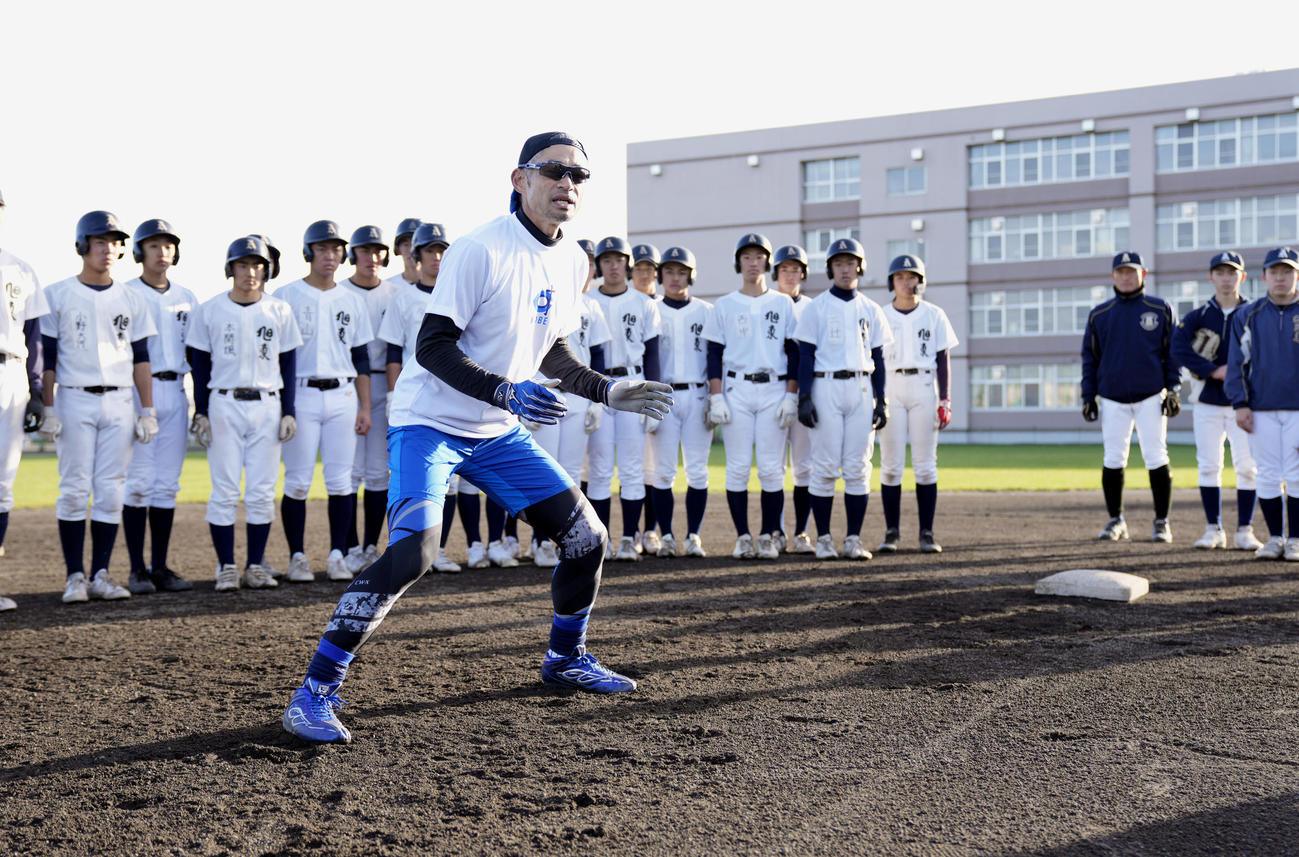 野球部員に走塁を指導するイチローさん（代表撮影）