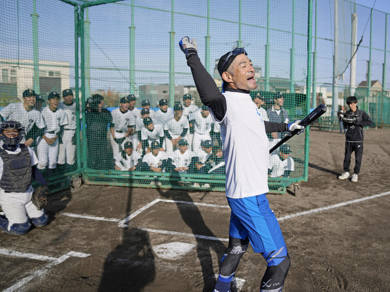 旭川東野球部員と課した校舎の屋根越え5本のノルマを達成し喜ぶイチローさん（代表撮影）