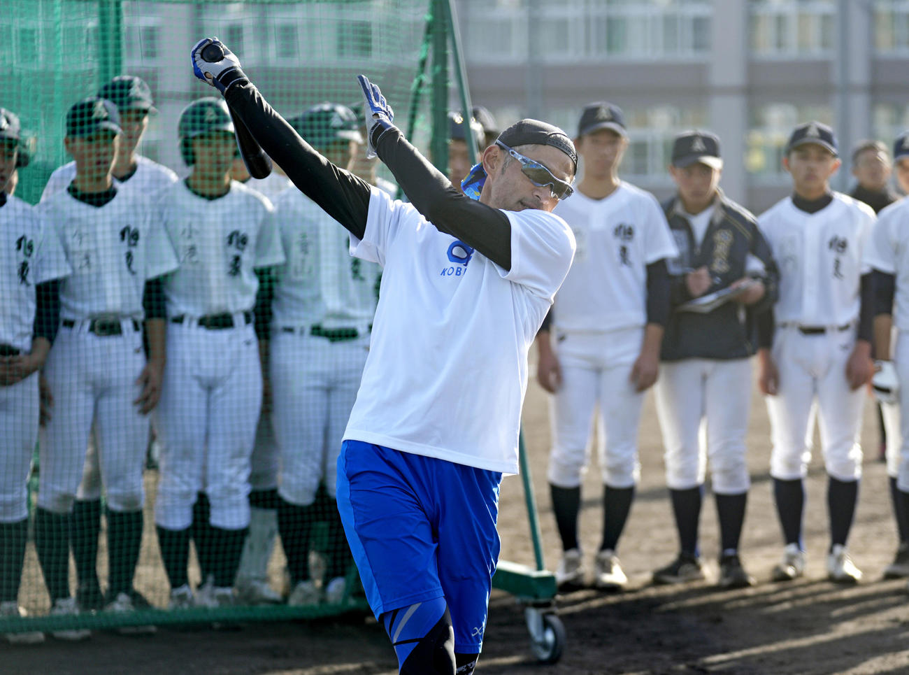 野球部員に打撃を指導するイチローさん（左手前）（代表撮影）