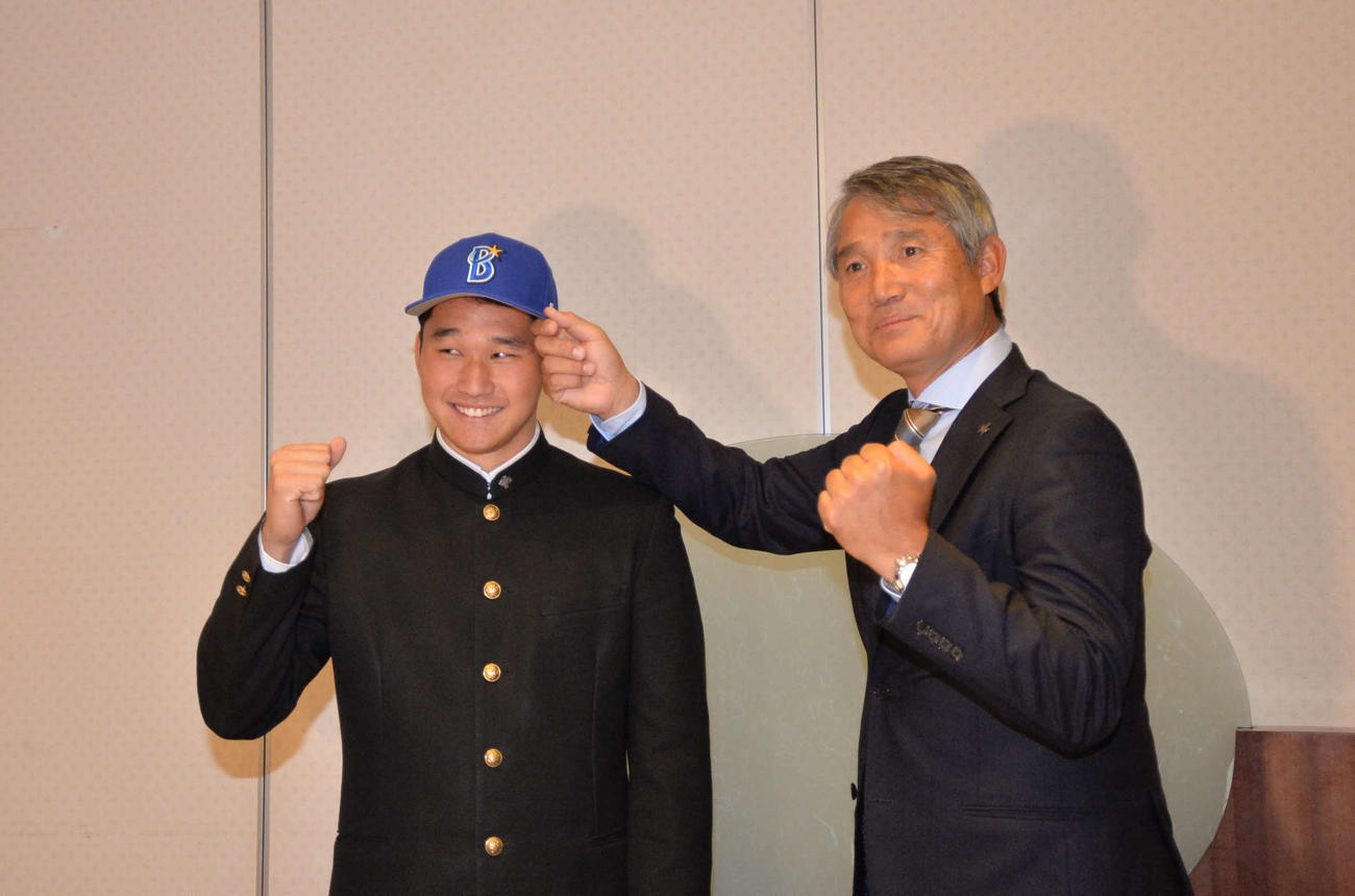 DeNAと仮契約を結び、笑顔でガッツポーズする武田（左）と河野スカウト（撮影・濱本神威）